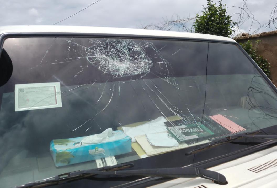 Une jeep militaire des FARDC endommagée par des jeunes du groupe de pression Véranda Mutsanga en ville de Beni.