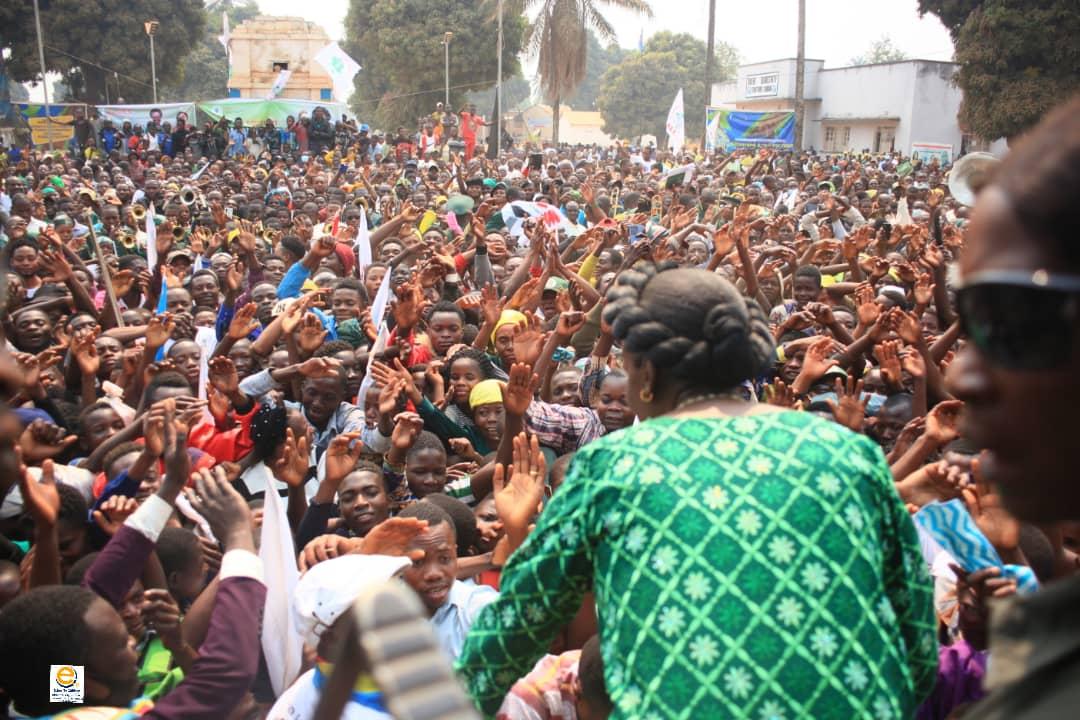Adèle Kayinda Mahina prêche Félix Tshisekedi devant une foule immense à Sandoa