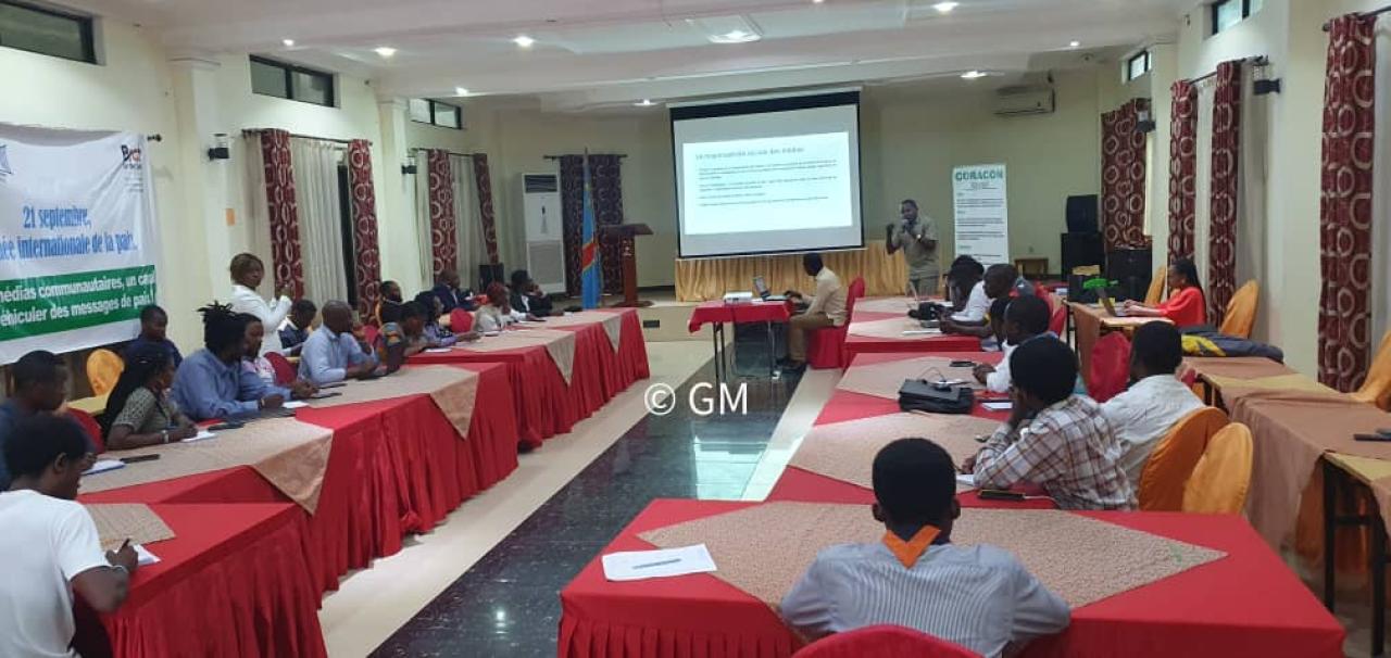 Des journalistes, acteurs de la société civile et politiques lors d'une table ronde à Goma.