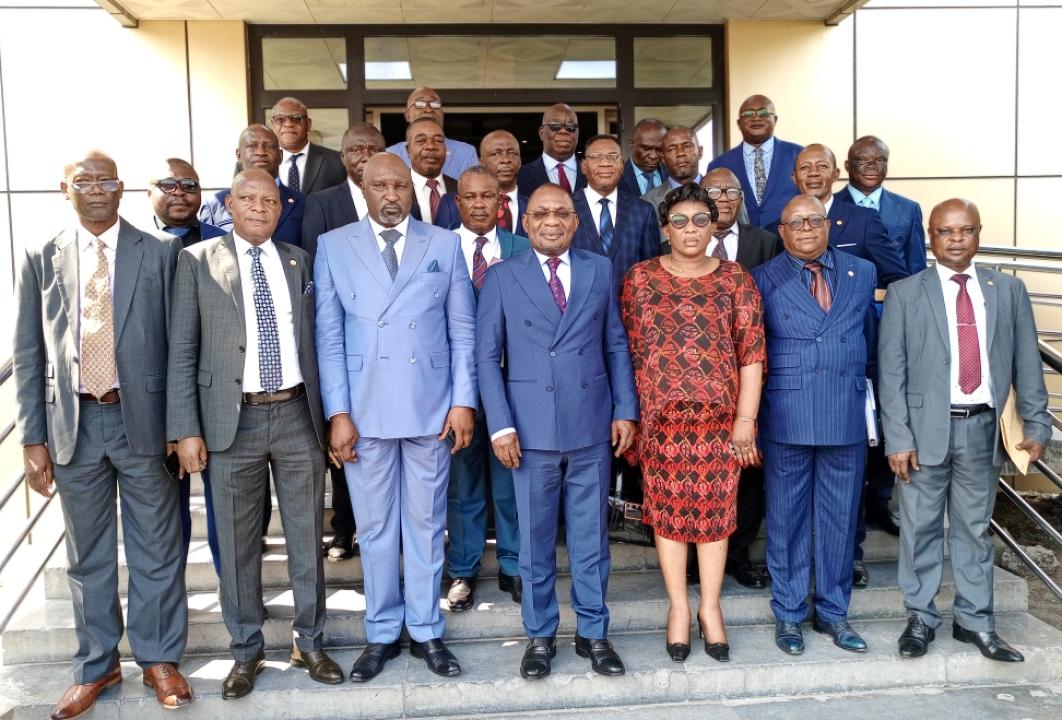Procureur Général près la Cour de Cassation, Firmin Mvonde Mambu, entouré des Procureurs Généraux des provinces.