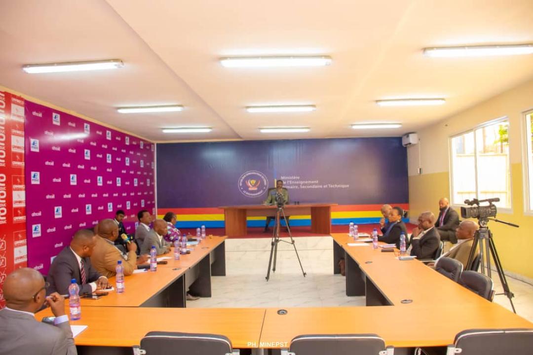 Le ministre de l'EPST Tony Mwaba , en plein échange avec les dirigeants du FPEF à Kinshasa. 