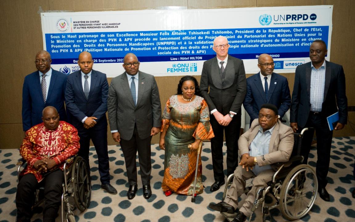 Le Premier Ministre, Sama Lukonde entouré de la ministre déléguée des PVH et quelques représentants du système des Nations-Unies.