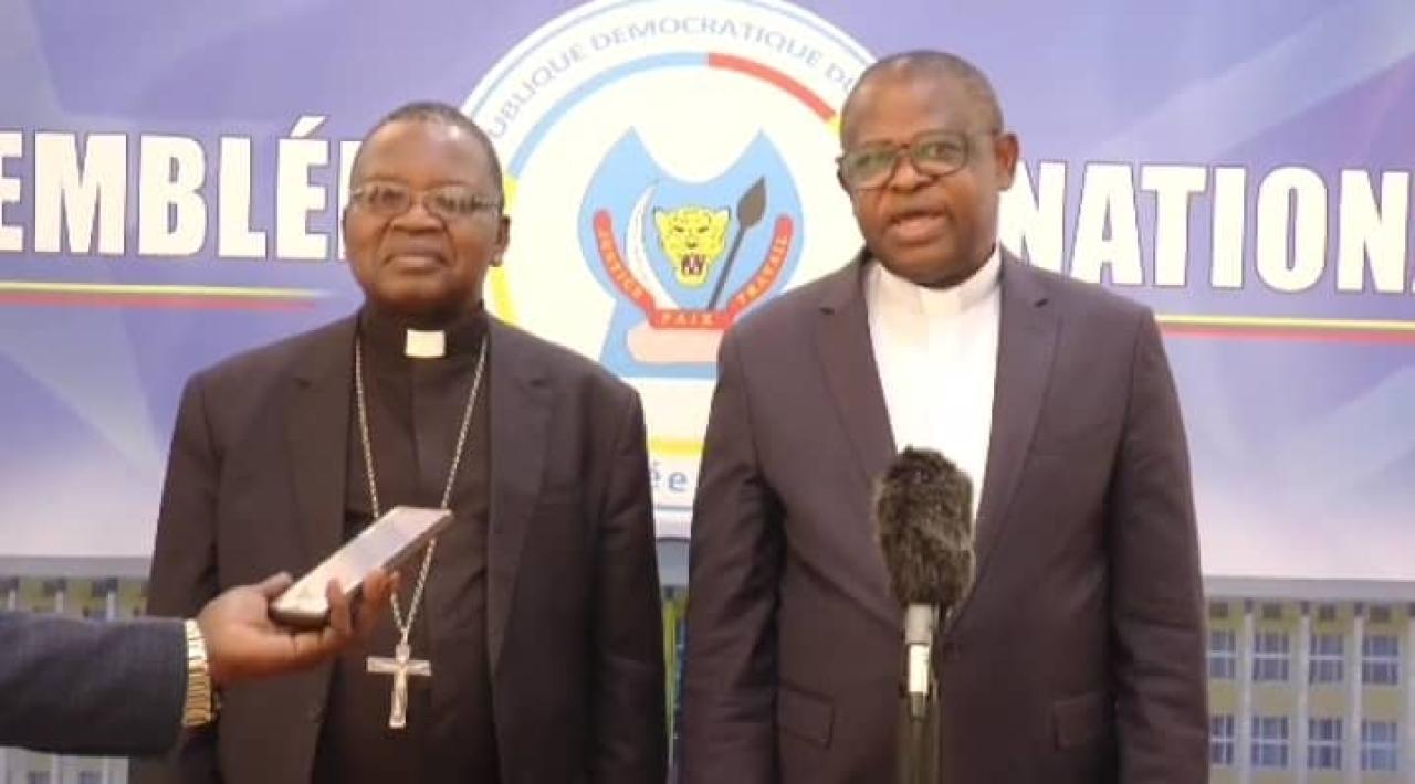 De gauche à droite, le président de la CENCO Mgr Marcel Utembi et Mgr Donatien N'shole, secrétaire général.