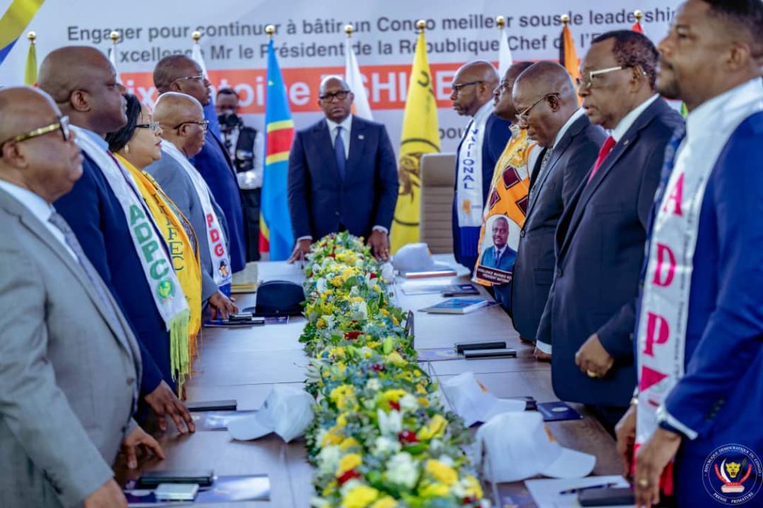 Le Premier ministre Sama Lukonde, Autorité morale du regroupement «Agissons et bâtissons», entouré de 10 partis politiques membres du même regroupement.