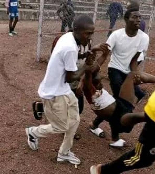L'un des blessés dépêchés vers une structure sanitaire après l'explosion d'une roquette  au stade de l'unité à Goma