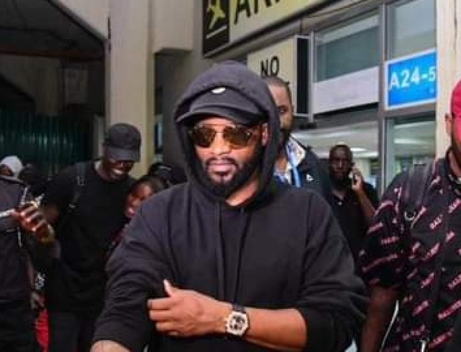 Fally Ipupa à l'aéroport d'Entebbe en Ouganda.
