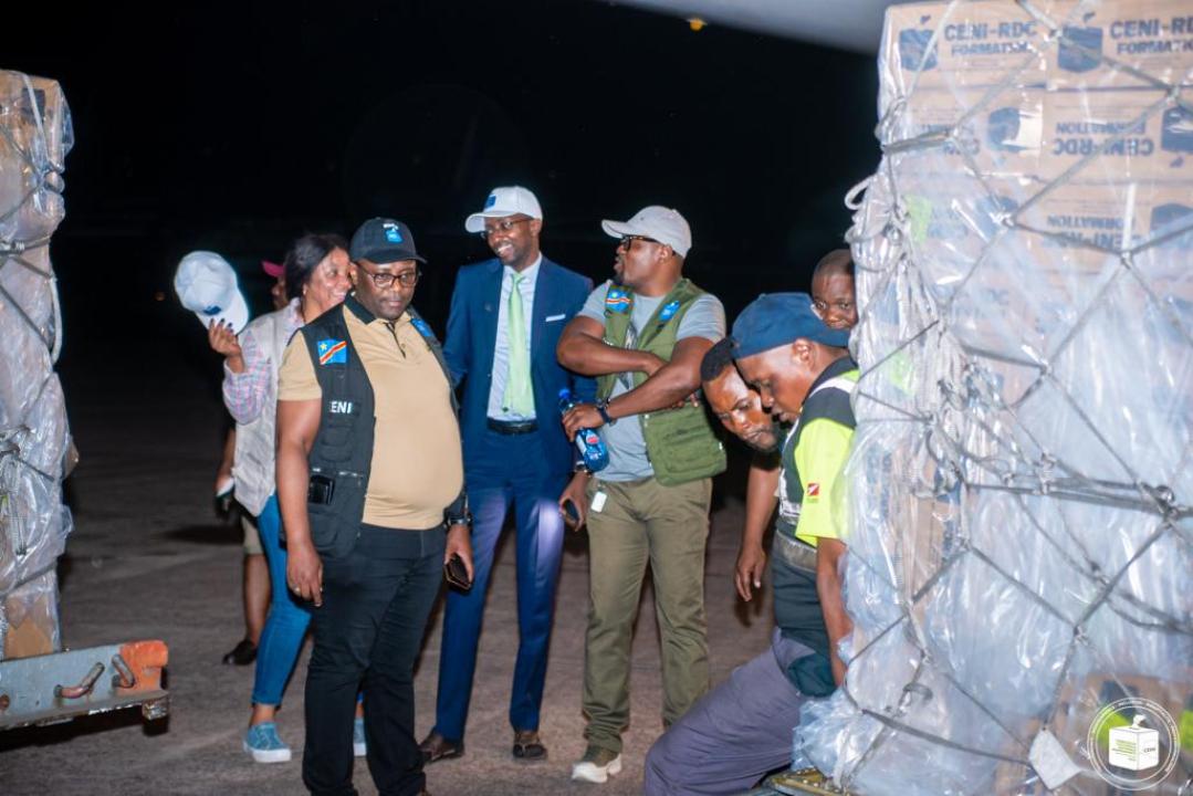 La CENI réceptionne un lot important de kit bureautique à l'aéroport international de N'djili