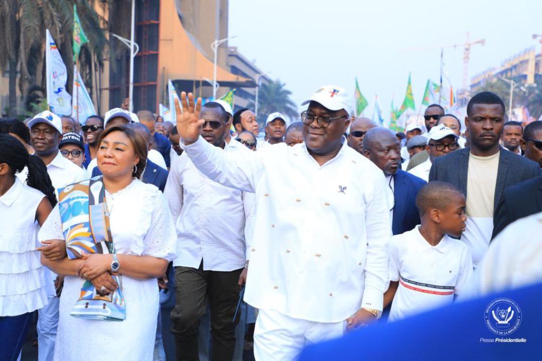 Accompagné de son épouse, le Président Félix Tshisekedi sur le boulevard du 30 juin salue la population après le dépôt de sa candidature à la CENI