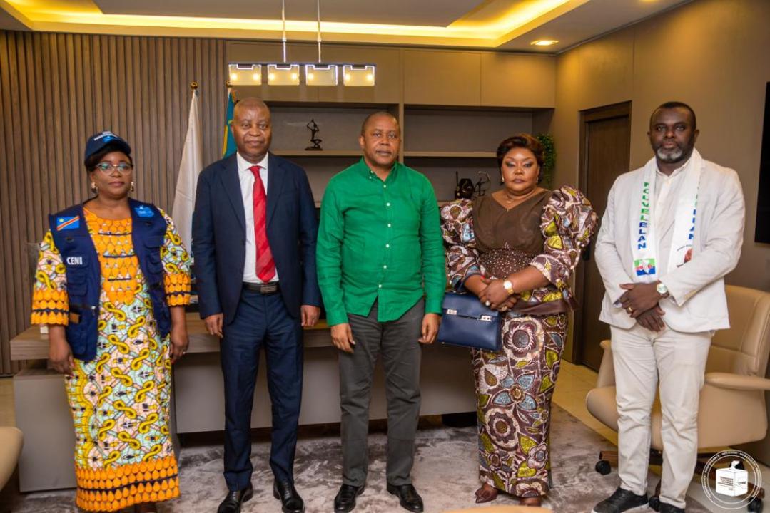 De gauche à droite, Patricia Nseya, rapporteur de la CENI, le Président de Nouvel Élan Adolphe Muzito, Denis Kadima, président de la CENI, l'épouse de Muzito et le SG de son parti, Blanchard Mongomba