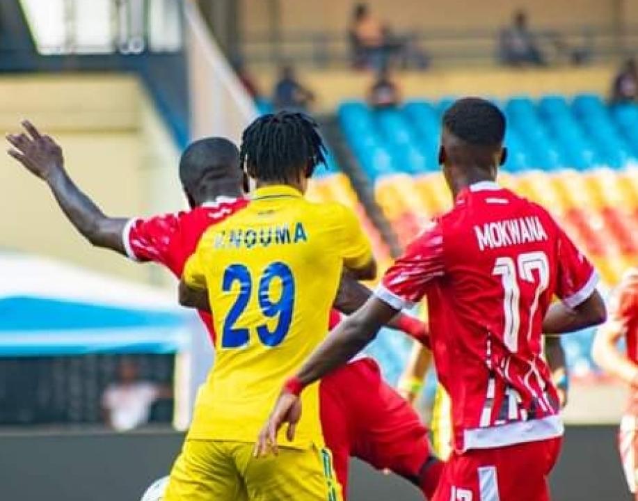 Le défenseur de Lupopo, Nouma en duel avec deux joueurs Sekhukhune, au stade des martyrs.
