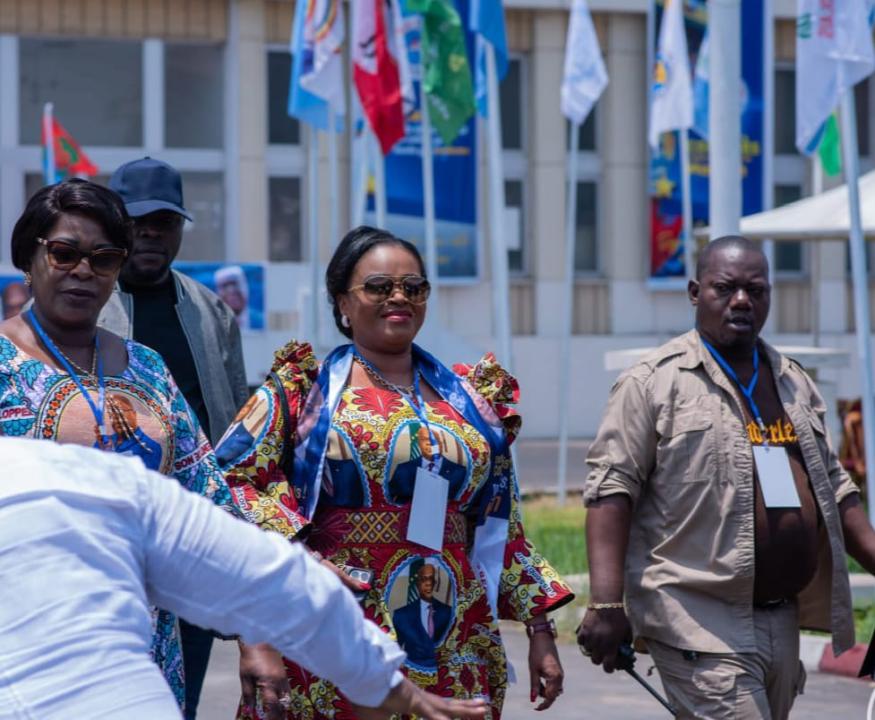 La sénatrice Carole Agito au palais du peuple pour participer au congrès de l'Union Sacrée de la Nation