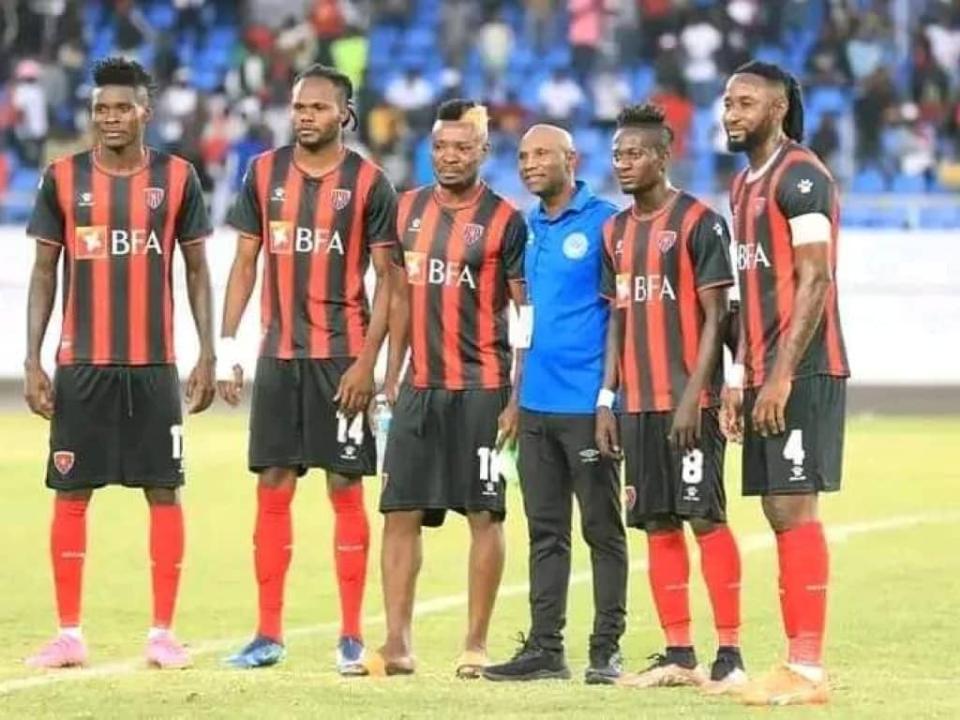 Florent Ibenge et les joueurs congolais de Primeiro de Agosto en Angola.