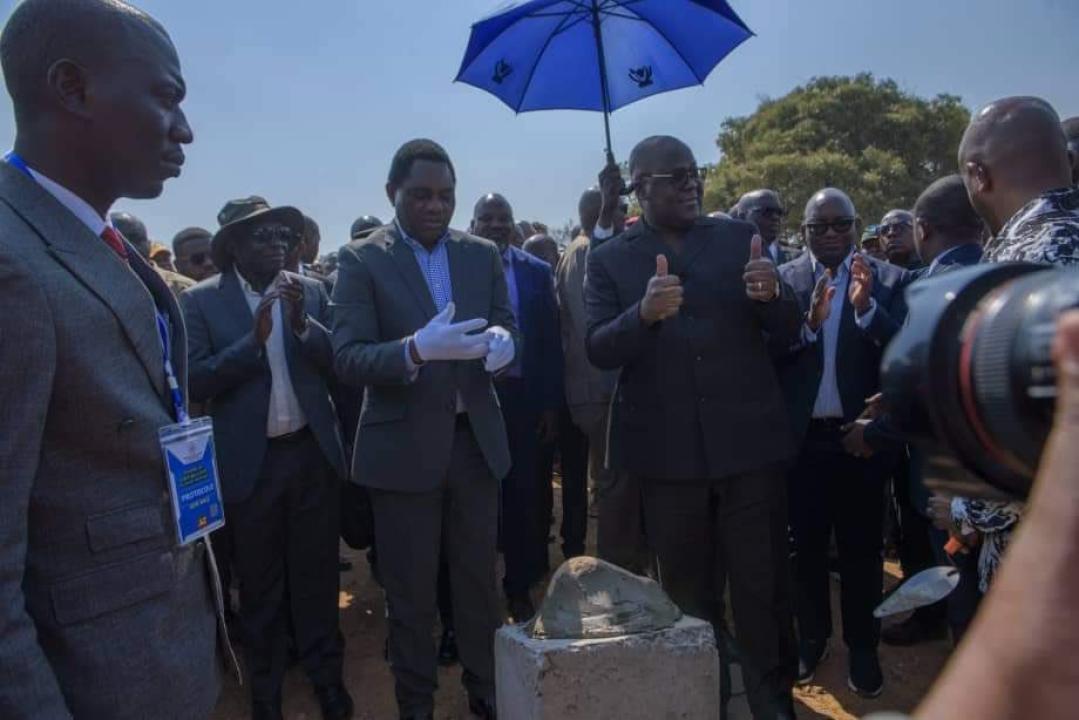 De gauche à droite, le Président Zambien Hakainde Hichilema et son homologue congolais Félix Tshisekedi, entourés de leurs délégations, à Lubumbashi
