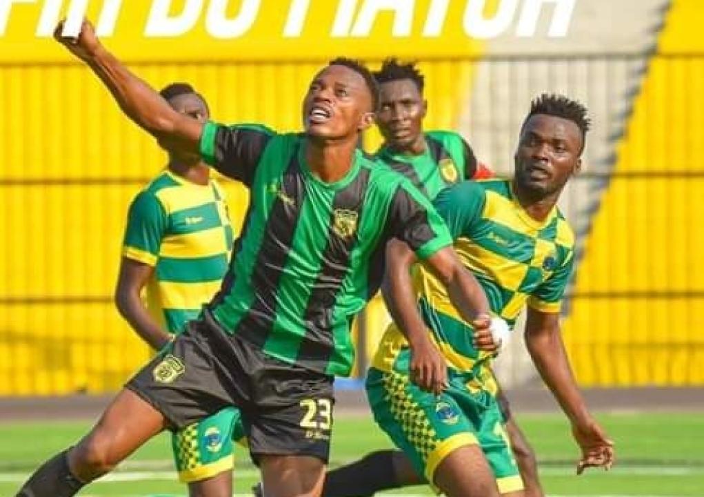 Un joueur de Maniema Union en duel avec celui de l'AC Kuya. [Photo d'illustration]