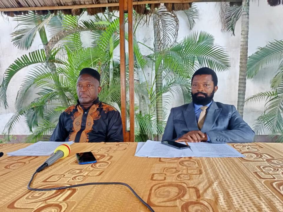 De gauche à droite, Prof Amuri Lumumba wa Mayembe, Représentant Légal Adjoint Chargé des questions juridiques et Administratives de la COMICO et Souleymane Onehese, membre de la communauté.