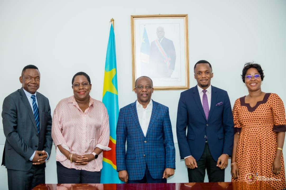 Le ministre d'État chargé de la décentralisation avec les députés franco-congolais