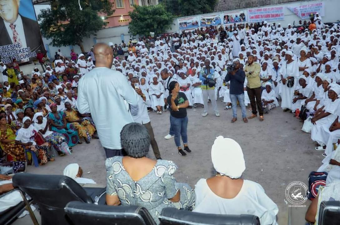 Le SG de l'UDPS, Augustin Kabuya, échange avec les veuves, membres du parti