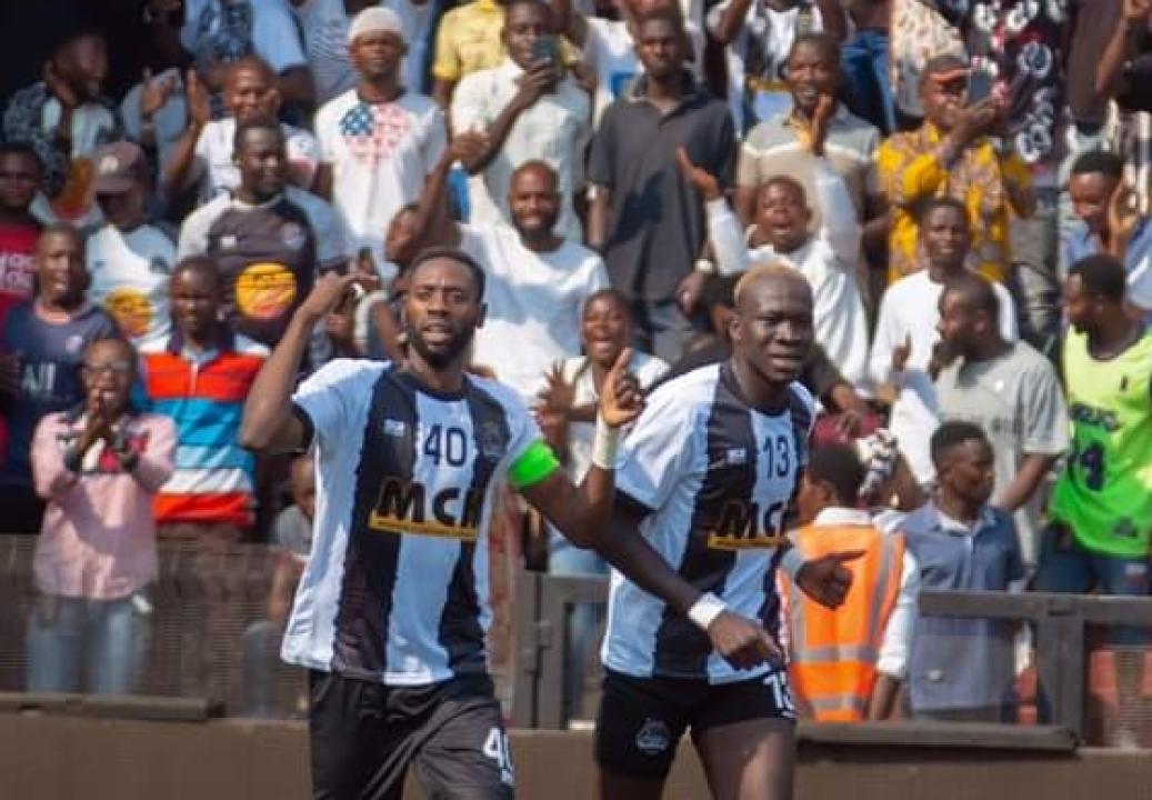 Deux joueurs du TP Mazembe en pleine célébration d'un but à Kamalondo.