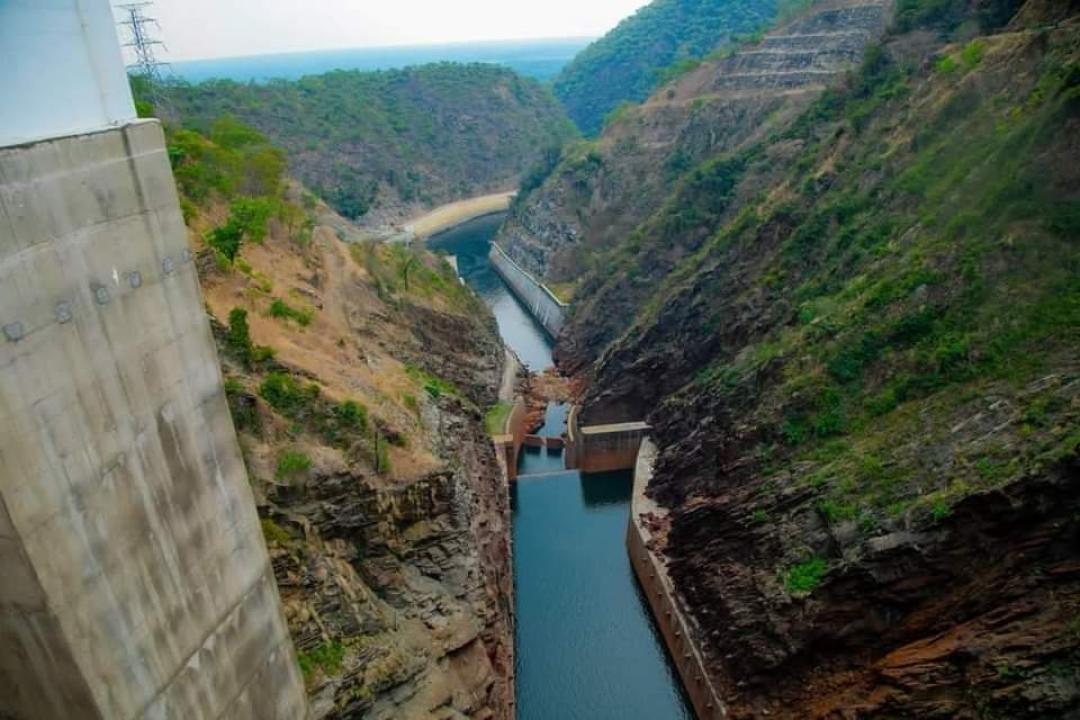 Vue d'en haut du barrage hydroélectrique de Busanga