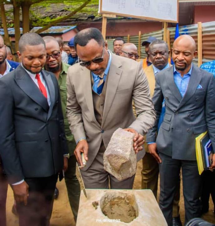 Le ministre de l'EPST Tony Mwaba donne lance les travaux de construction d'un bâtiment de la DGC