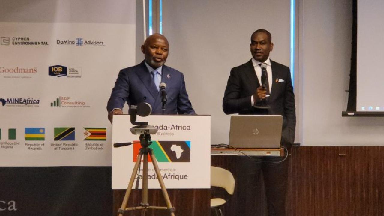 Le VPM de l'économie Vital Kamerhe en plein exposé au forum Canada-Afrique.