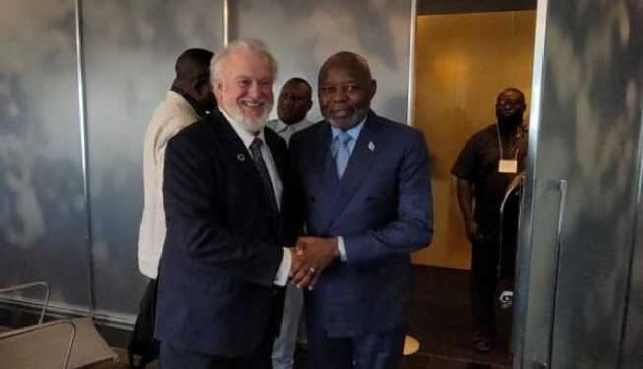 Poignée des mains entre le  VPM de l'Économie Nationale de la RDC, Vital Kamerhe et son homologue du CANADA, Marry Ng