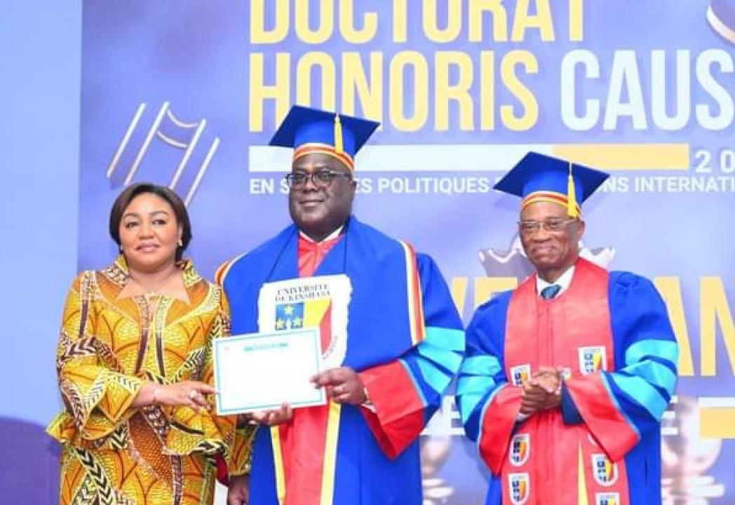 Le président Félix Tshisekedi, aux côtés de la première dame Denise Nyakeru et du recteur de l'UNIKIN.