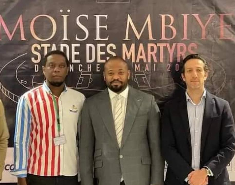 Moïse Mbiye entouré de ses producteurs pour le méga concert du stade des martyrs