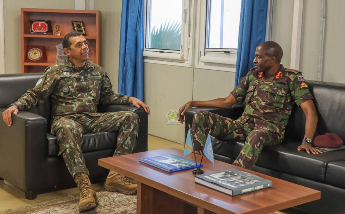 Rencontre entre le lieutenant général Otávio Rodrigues, commandant de la Monusco au Nord-Kivu et le général de division Aphaxard Kiugu, commandant de l'EACRF en RDC