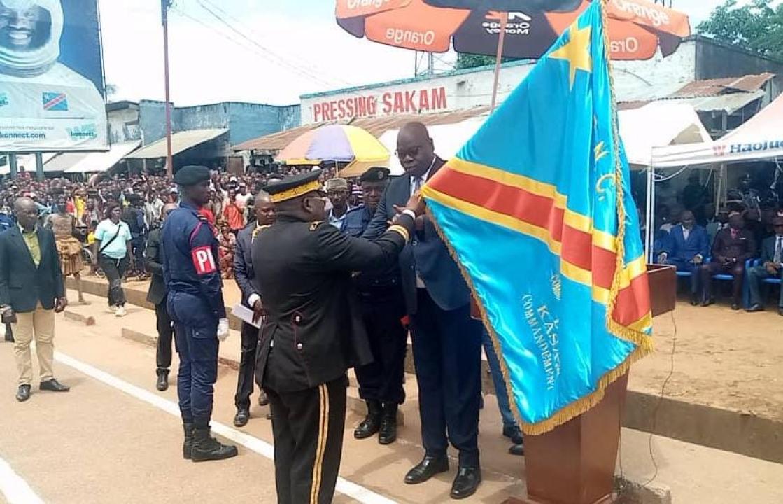 Le gouverneur du Kasaï, Dieudonné Pieme entrain de remettre le bâton de commandement au général Sylvano Kasongo