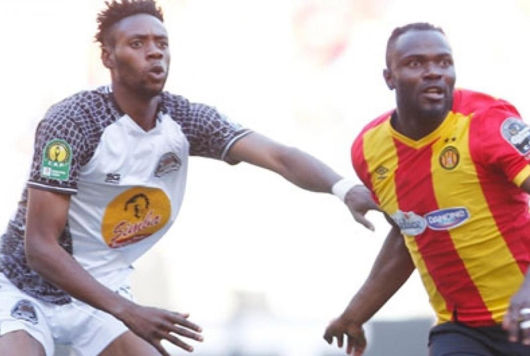 Le défenseur du TP Mazembe, Kevin Mondeko en duel avec un attaquant d'Espérance de Tunis, lors d'une rencontre de Ligue des Champions de la CAF. [Photo d'illustration]