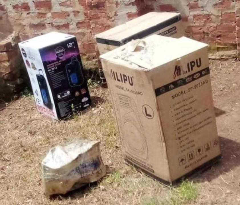Quatre amplificateurs piégés des bombes du type EEI offerts aux croyants de l'église Gospel KBS de l'Ouganda par un terroriste ADF