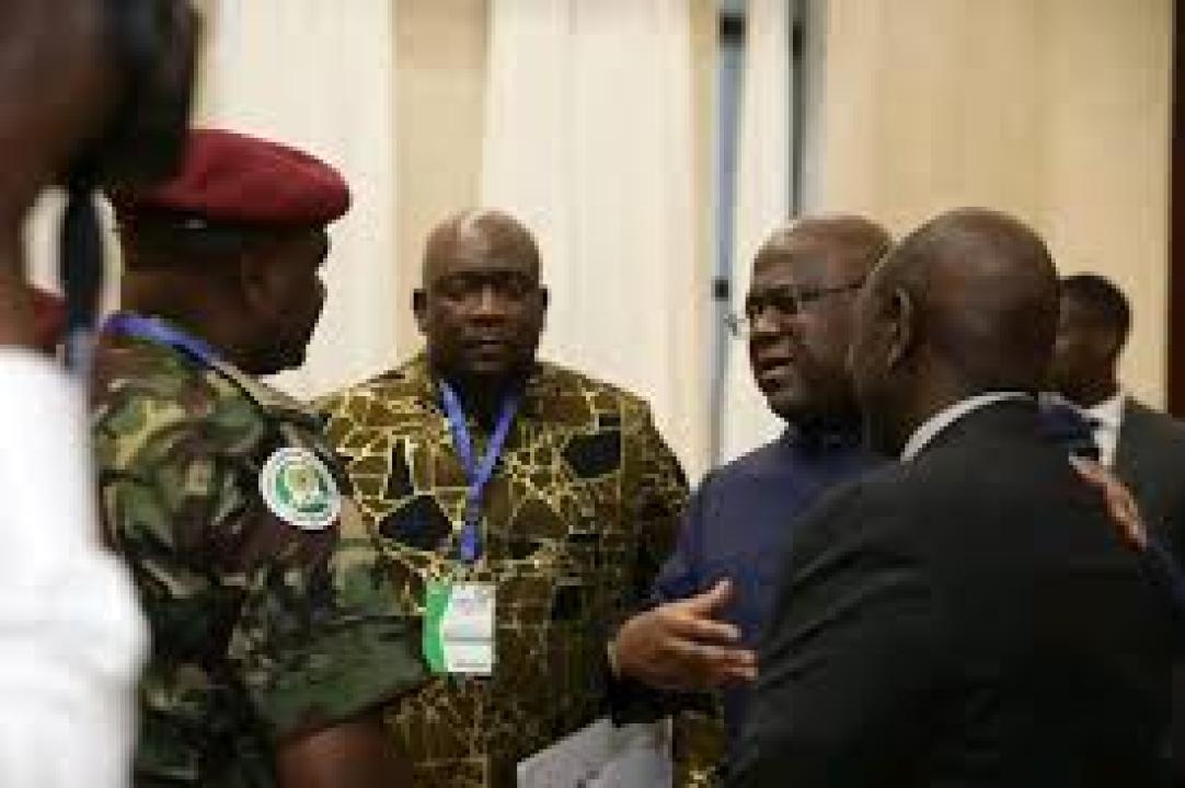 Le Président Félix Tshisekedi interpellant le général Jeff Nyagah ex-commandant de l'EACRF en lors d'un sommet des Chefs d'Etas de l'Afrique de l'Est à Bujumbura