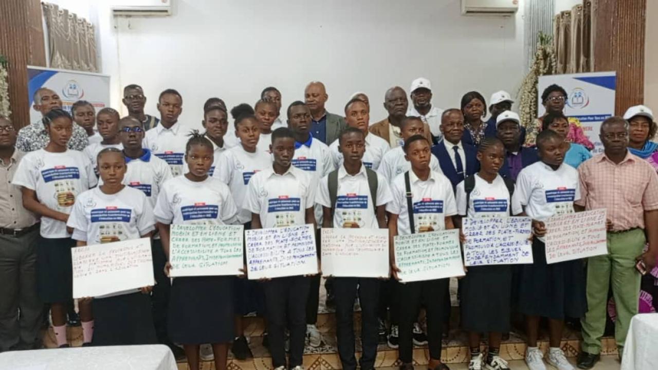 Un groupe d'élèves aux côtés de quelques autres acteurs du système éducatif congolais, lors du lancement d'un plaidoyer par la CONEPT