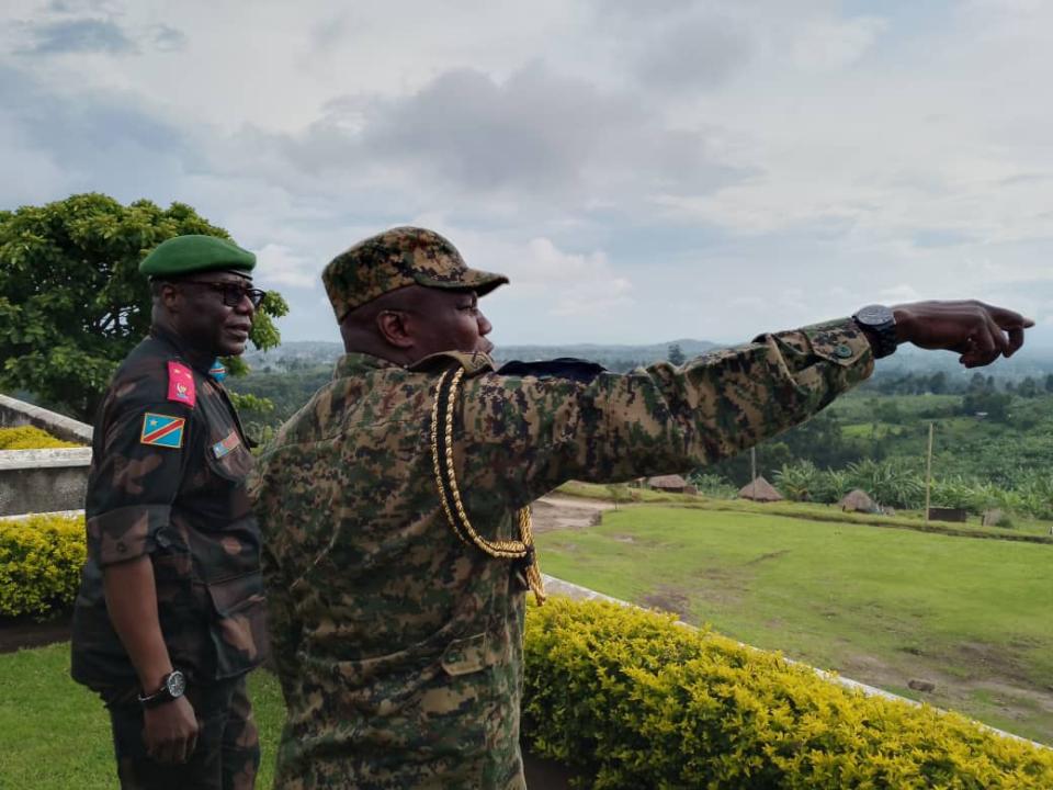 Deux officiers de la coalition FARDC-UPDF engagée dans la traque contre les terrotoristes ADF dans les provinces de Nord-Kivu et Ituri [Photo d'illustration]
