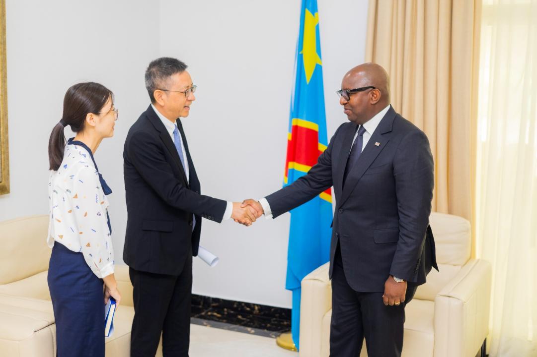 Poignée des mains entre le Premier Sama Lukonde et Zhang Jian An, PDG de China Jiangxi