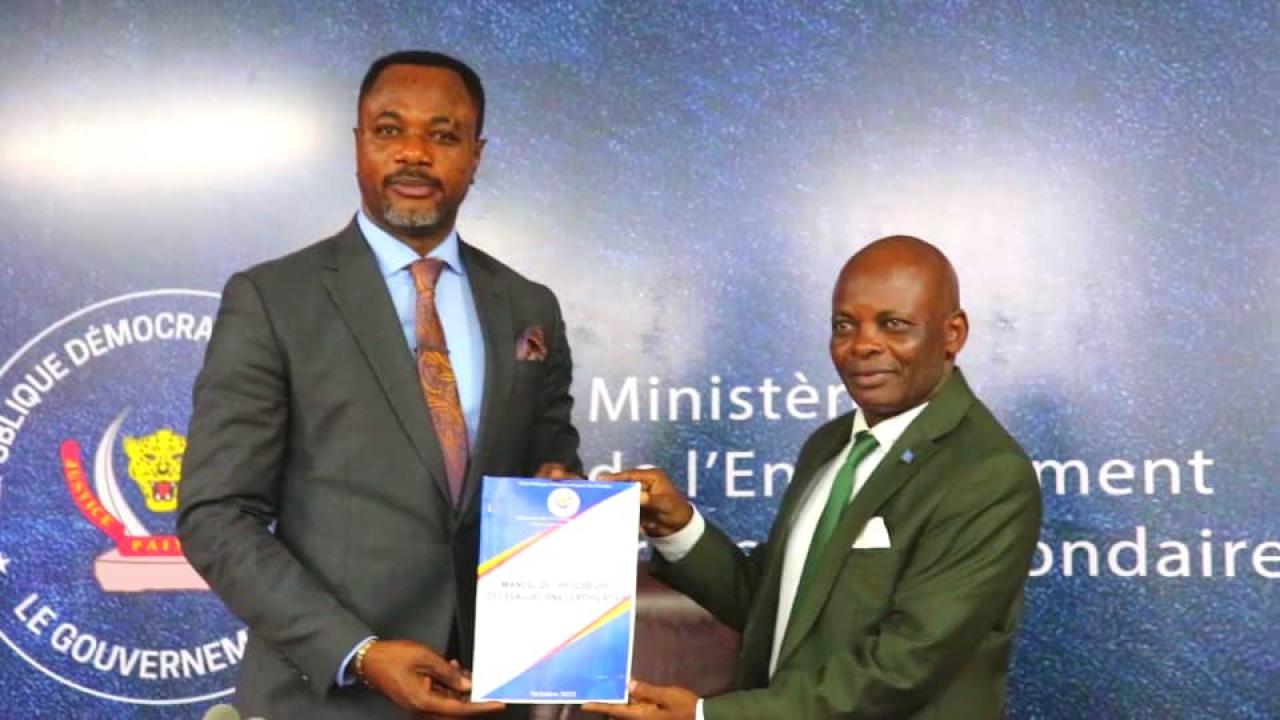 Le ministre de l'EPST Tony Mwaba et l'inspecteur général de l'EPST
