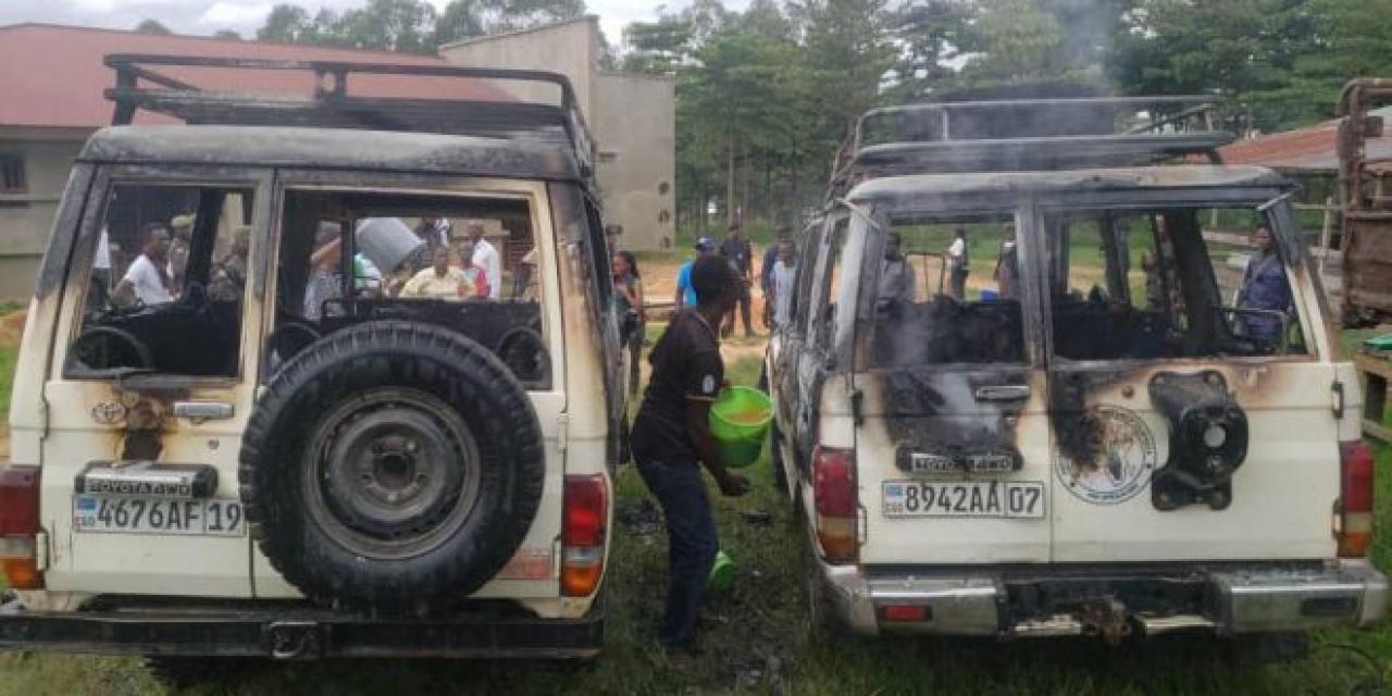 Deux jeeps du PAM brûlées par la population désemparée et inconsolée à Oicha chef-lieu du territoire de Beni