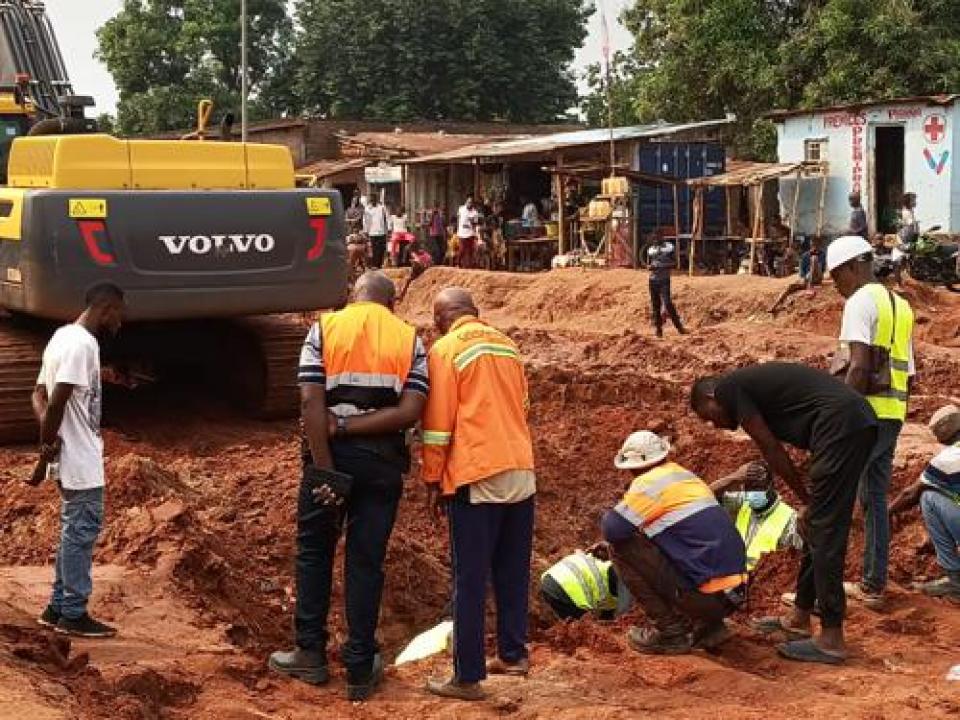Enlèvement des poteaux électriques, tuyaux Regideso, fibre optique pour permettre à Samcrete d'exécuter le projet de construction et modernisation de la RN1. Radio Okapi.