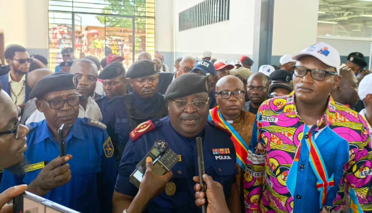 Le Général Sylvano Kasongo, Commissaire divisionnaire provincial de la Police Nationale Congolaise du Kasaï après un entretien  dans la colline de Dibumba avec les responsables de la police