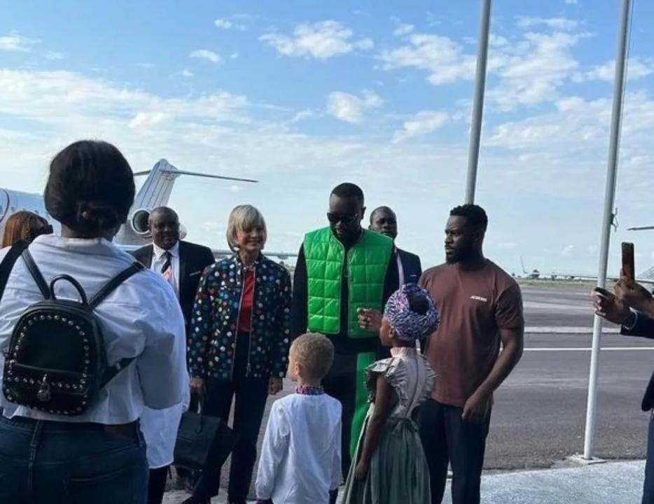 Hélène Mercier Arnault accompagnée du célèbre chanteur congolais Me Gims, à l'aéroport international de Kinshasa.