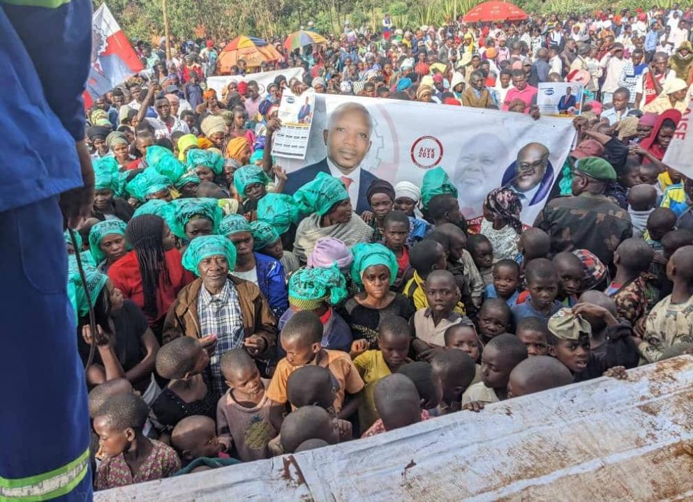 *La population en plein meeting à Lurhala (Walungu) hisse la banderole mettant le ticket UNC à la présidentielle 2023 qui porte le numéro 20, comme chiffre que leur élu Amato Bayubasire Bayubasire Mirindi [Photo d'illustration]*