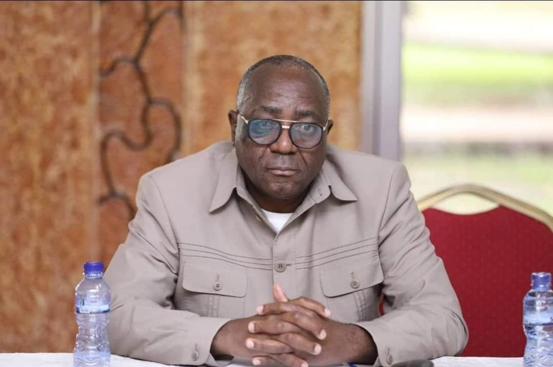 Le journaliste José Nawej, Éditeur de l'hebdomadaire “Forum des As”