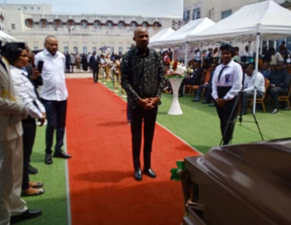 Le ministre Patrick Muyaya devant la dépouille de son ancienne collègue, la journaliste Eugène Ntumba.