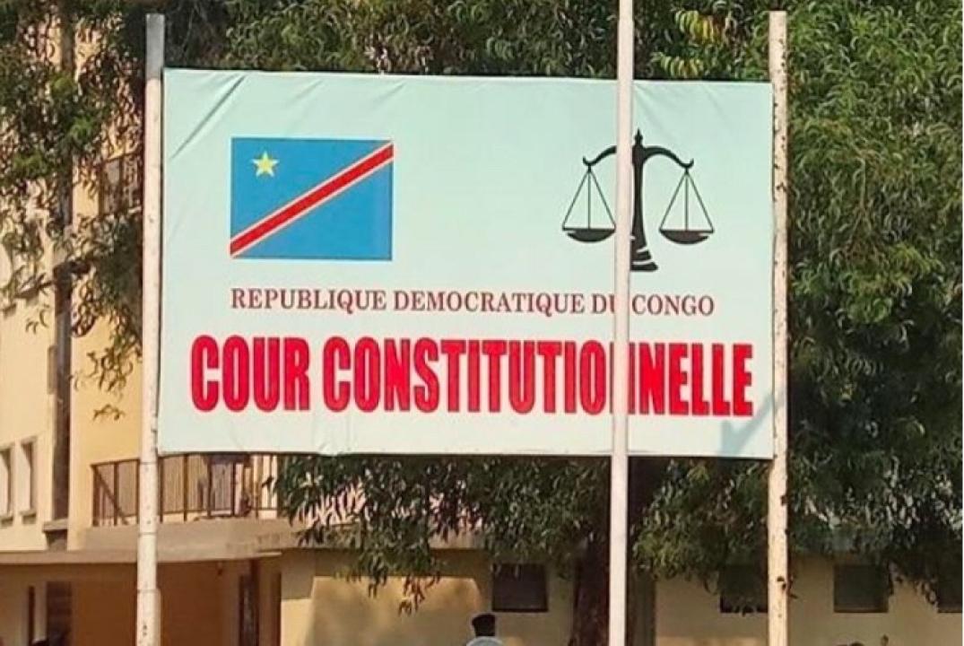 Le panneau érigé devant le bâtiment de la cour constitutionnelle