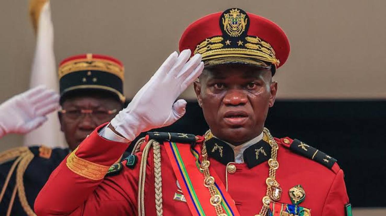 Le nouvel homme fort du Gabon, le général Brice Oligui Nguema, saluant lors de son investiture en tant que président de transition du Gabon, à Libreville le 4 septembre 2023. © AFP -