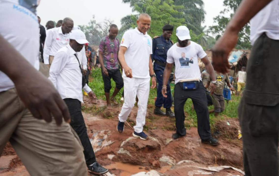 Le candidat Moïse Katumbi parcourt péniblement les artères de Buta avant de rejoindre la foule.