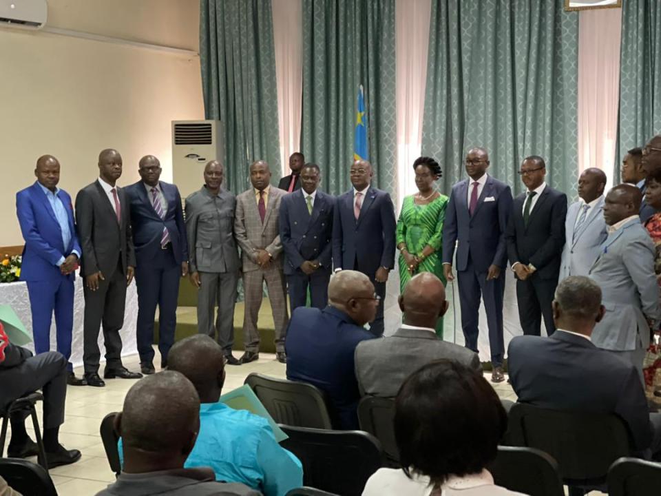 La ministre d'État Adèle Kayinda entourée de son collègue des ressources hydrauliques  et d'autres personnalités.