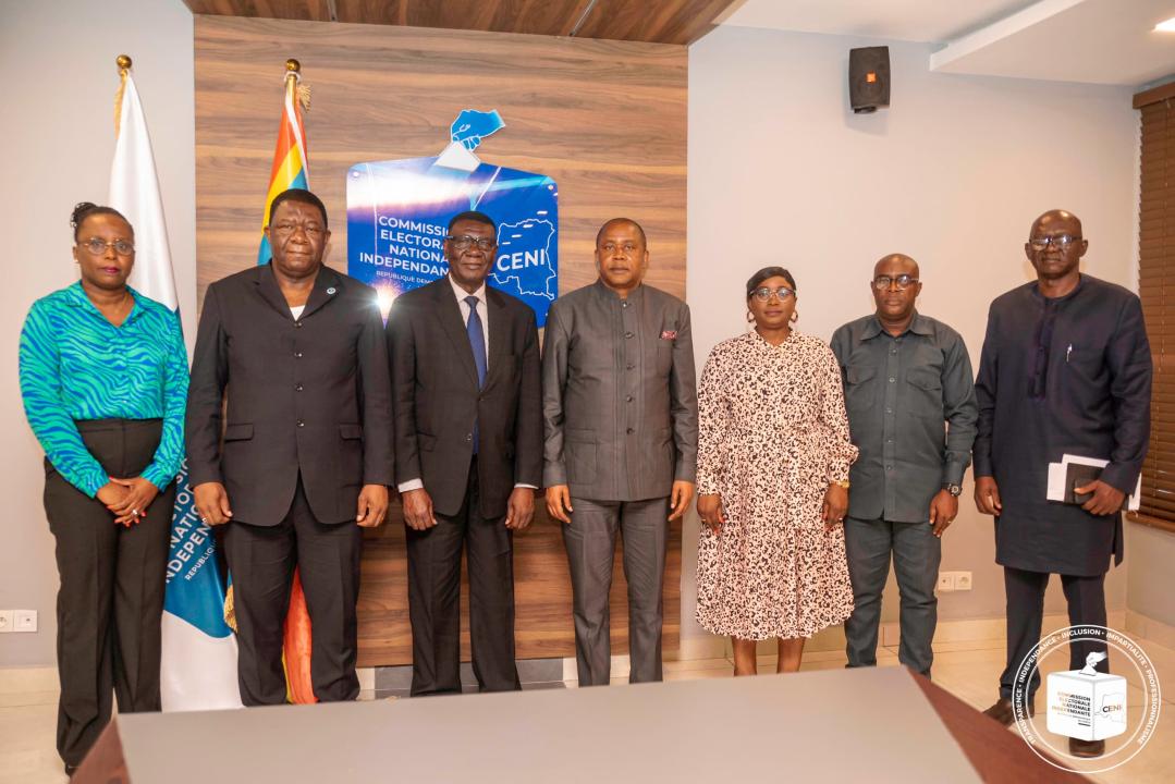Une mission de la CEEAC pose avec le Président de la CENI 