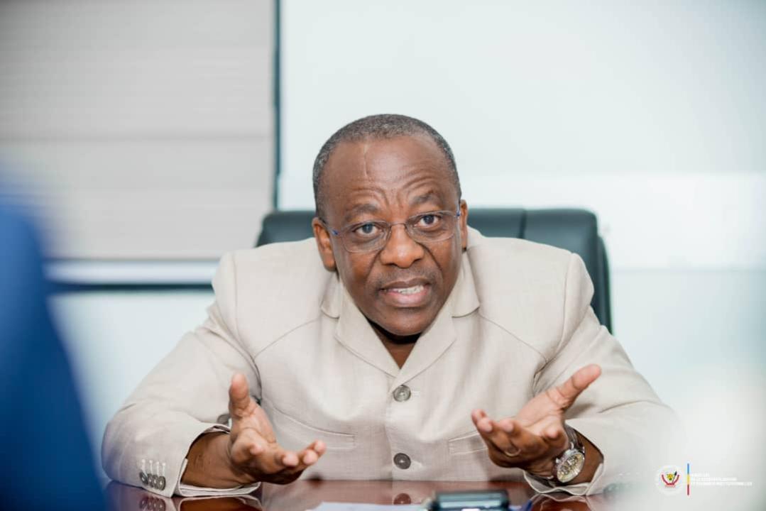 Le ministre d'État Eustache Muhanzi lors de ses échanges avec l'équipe dirigeante de l'ANSER